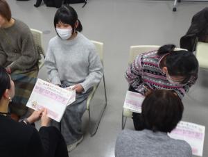 英会話で交流している参加者