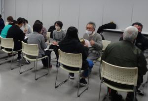 英会話を楽しんでいる参加者たち