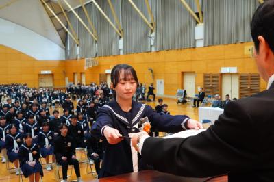 卒業証書を受け取る生徒（本宮一中）