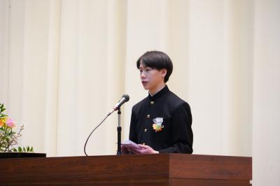 答辞を述べる川名郁真さん（本宮一中）