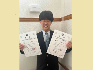 賞状を持つ矢嶋さん