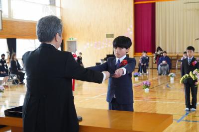 証書を受け取る卒業生