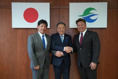 福島レッドホープス沖監督と岩村会長と高松市長の写真