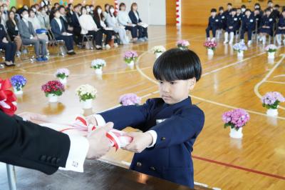 教科書を受け取る青池遼燈さん（本宮小）