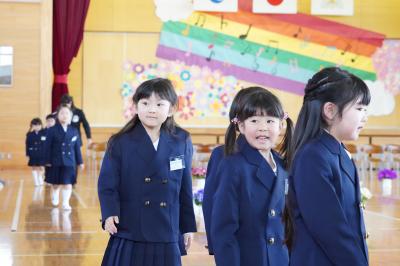 笑顔で入場する新一年生（本宮小）