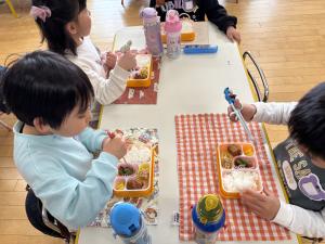 配食弁当を食べる園児