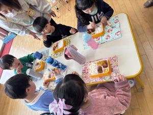 配食弁当を食べる園児