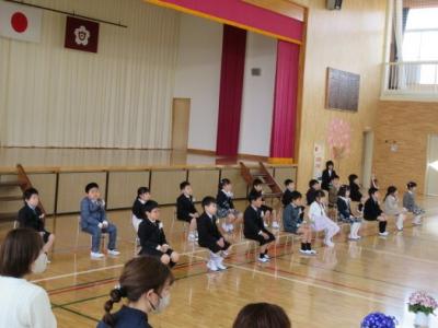 先生のお話を聞く新一年生（白岩小）