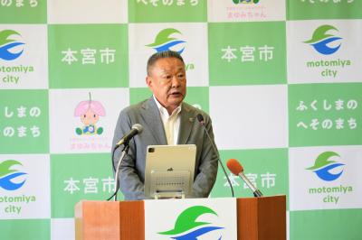 定例記者会見を行う本宮市長