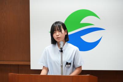 訪問団員を代表して意気込みを話した小沼琥珀さん