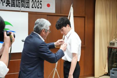 副市長による記念バッジの贈呈