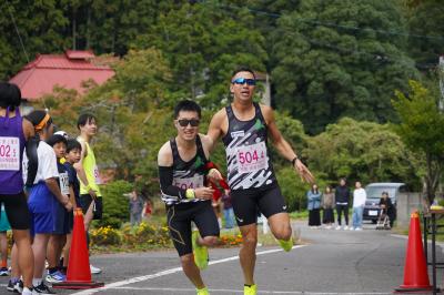 タスキリレーをするランナーの画像