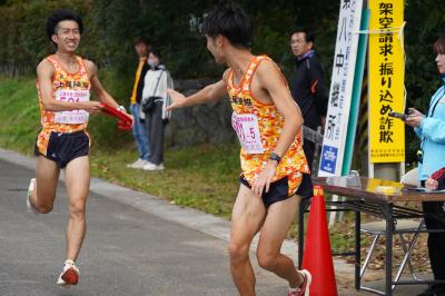 タスキリレーをするランナー（上尾陸協）の画像