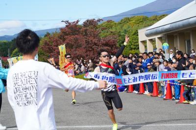 ゴールテープを切るランナーの画像