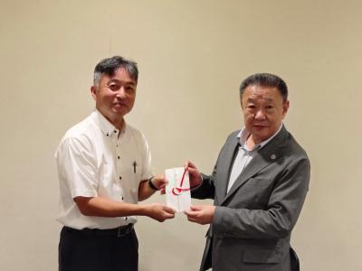 寄附を受け取る市長