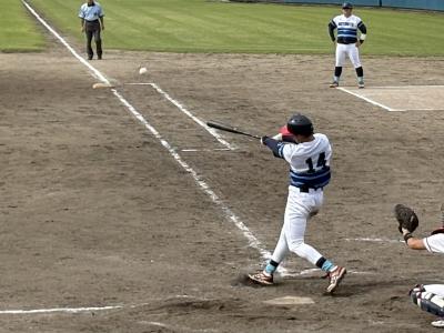 5回裏二塁打を放つ渡邉敦也選手