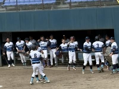 ホームインする國分選手を迎え入れるベンチ