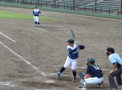 打席に立つ星翔主将