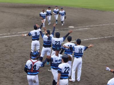 6回裏を無失点に抑えた守備陣を喜んで迎え入れるベンチ