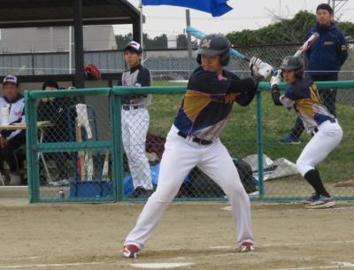 打席に立つ伊藤広樹主将