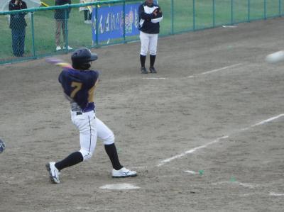 二塁打を放つ橋本和貴選手