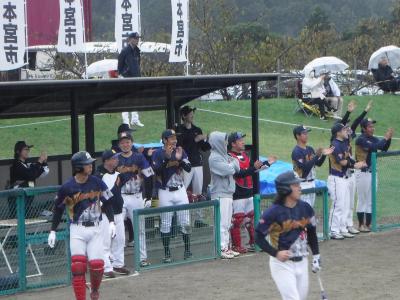 仲間の好打に声援を送るベンチ