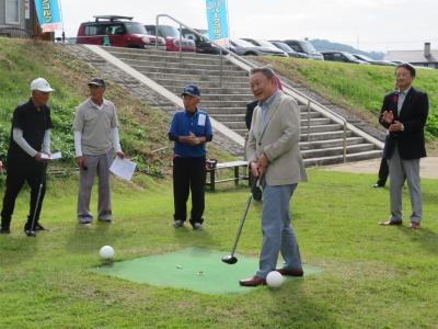 始球式に参加する市長と議長