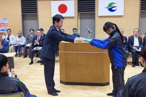 ユニフォーム贈呈