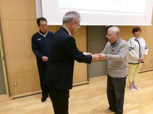 認定証を授与する様子