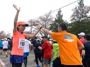 ランナーに声をかけるゲストランナー千葉真子さん