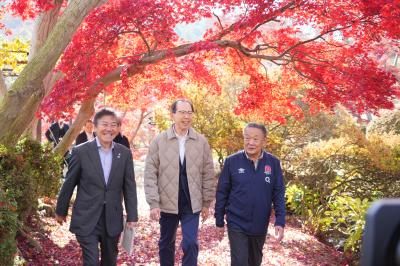 園内を視察する内堀知事