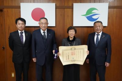 受章を報告された原瀬さんご夫妻