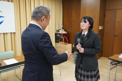 ハンバーガー贈呈