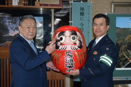 令和7年の交通安全祈願ダルマの目入れ