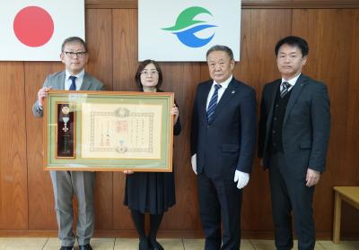 左側からあけみさんの夫の遠藤勝夫さん、遠藤あけみさん、高松市長、大内教育長の写真