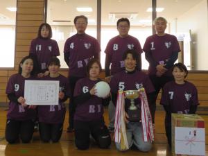 女子優勝の岩根