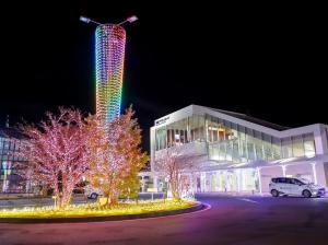 夜空を彩る光のタワー