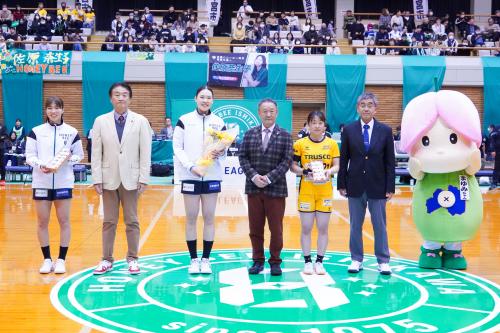 佐原選手と両チームのキャプテンに記念品を手渡している様子