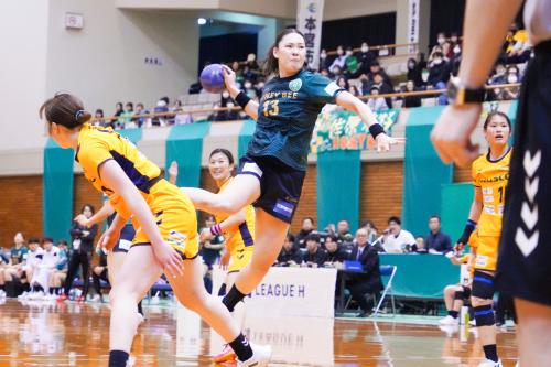 シュートを決める佐原選手