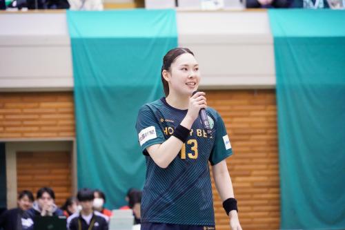 試合後に地元の声援へ感謝の言葉を述べる佐原選手