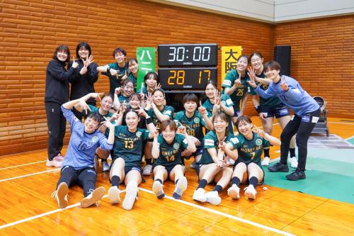 試合後に記念撮影をするハニービー石川の選手たち