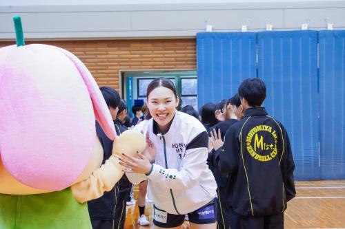 選手入場する佐原選手