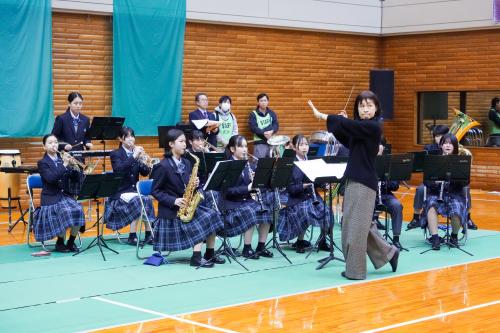 入場曲を演奏する本宮第二中学校吹奏楽部
