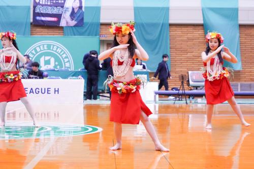 ハーフタイムでフラダンスを披露する子どもたち