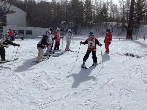 インストラクターの指導のもと、一人ずつ練習する様子