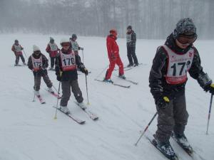 子どもたちが滑る様子