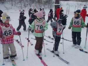 片足だけスキー板を装着する子どもたちの様子