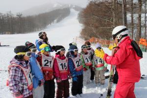 インストラクターに教えてもらう子どもたちの様子