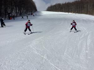 2人の子どもが八の字で滑る様子