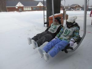 リフトに乗る2人の子どもの様子